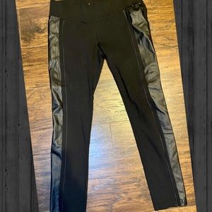 Black skinny fit pant with leather-look detailing